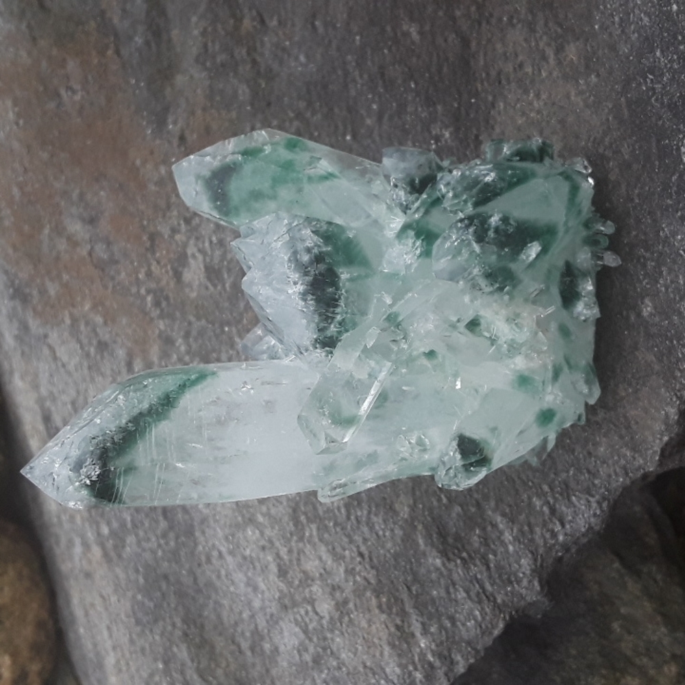 Green phantom quartz crystal cluster, lab-grown - Picture 2 of 8
